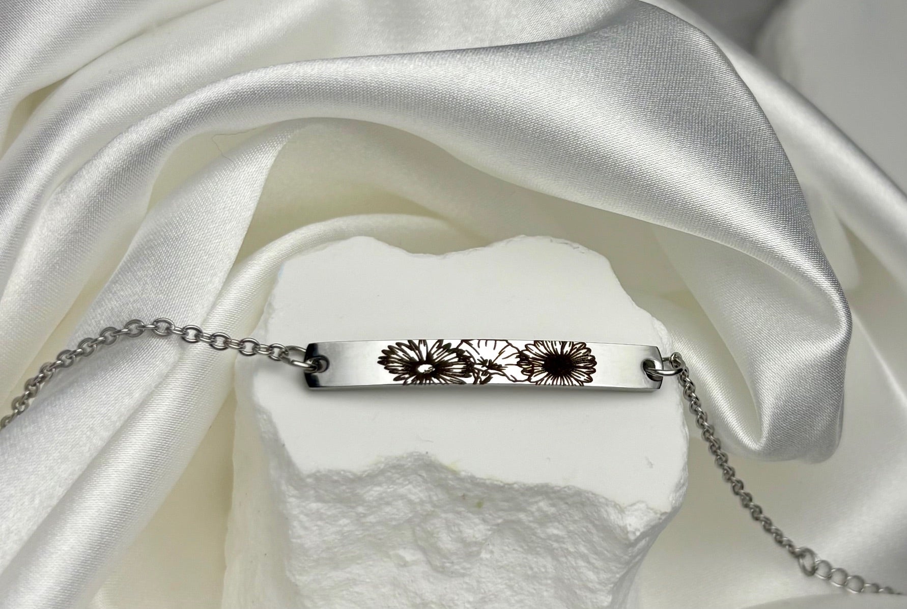 Birth Flower Bracelet - Custom Floral Jewelry Gift